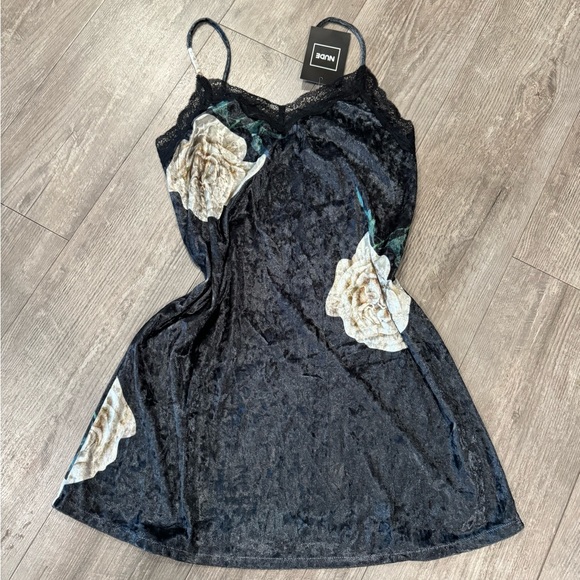 SOLD❤️FINAL SALE💐 NUDE piper velvet slip dress ✨ - Picture 2 of 10